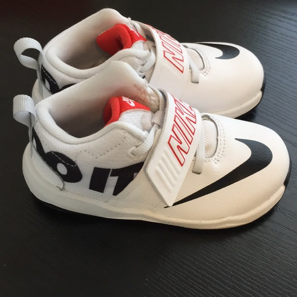 Kids Nike Basketball Running Shoes NWT - Picture 4 of 7